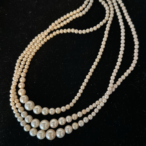 Jewelry - Vintage 3 strand pearl necklace, graduated sizes